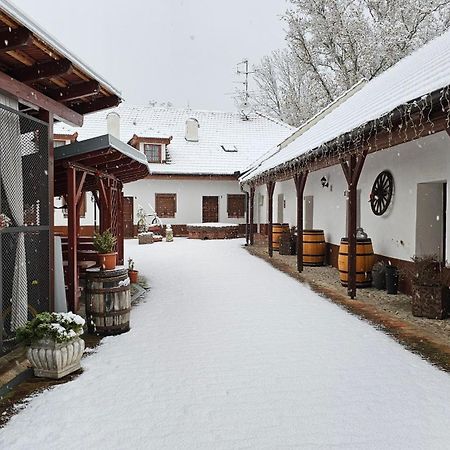 Zamecky Penzion Rotunda Břeclav エクステリア 写真