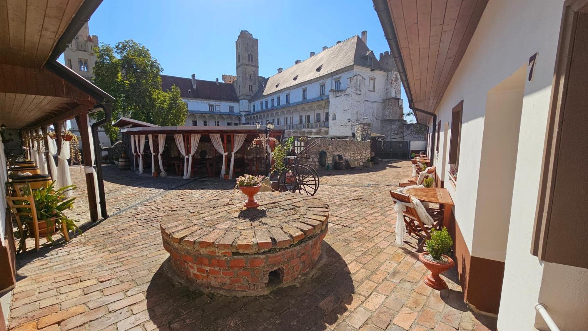 Zamecky Penzion Rotunda Břeclav エクステリア 写真